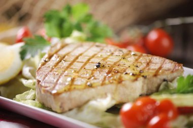 Tabakta ızgara ton balığı.