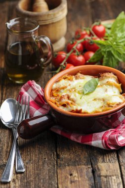 fesleğen ile beyaz bir kapta taze lazanya