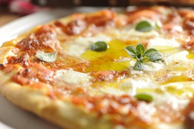 Ahşap fırın İtalyan pizzası margherita.