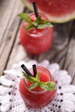 Kırmızı kavun güler yüzlü