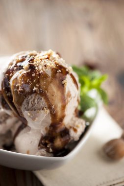 Taze fındıklı dondurma tabakta.