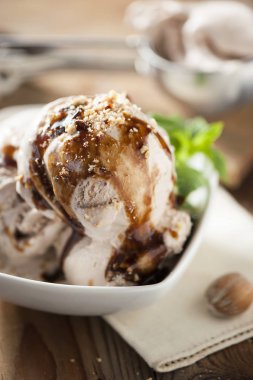 Taze fındıklı dondurma tabakta.