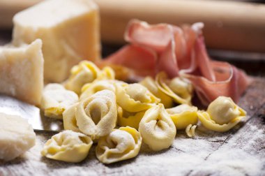 Ev yapımı ham Tortellini