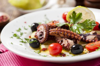 Haşlanmış ahtapot salatası