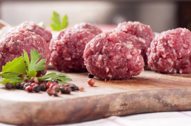 Biber ve maydanoz üzerinde tahta arka plan ile çiğ köfte