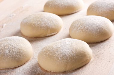 Eski tahta üzerinde taze hamur