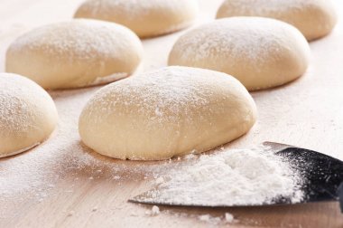 Eski tahta üzerinde taze hamur