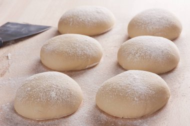 Eski tahta üzerinde taze hamur