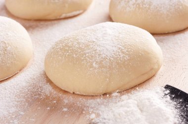 Eski tahta üzerinde taze hamur