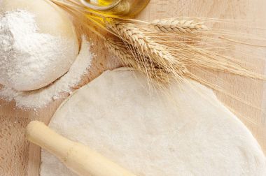 Eski tahta üzerinde taze hamur