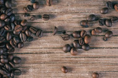 ahşap zemin üzerinde taze kahve çekirdekleri