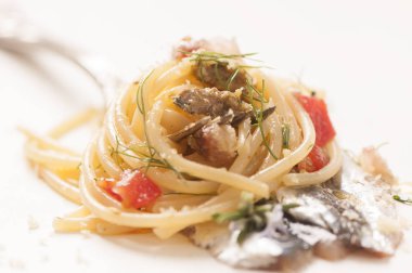 Spagetti sardalya, rezene, Kuru üzüm, fındık ve maydanoz ile 
