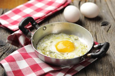 Kırsal ahşap masada çırpılmış yumurtalar.