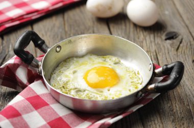 Kırsal ahşap masada çırpılmış yumurtalar.