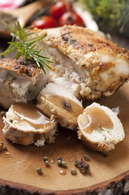 Rustik bir masada doldurulmuş tavuk