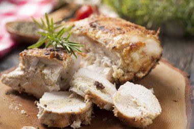 Rustik bir masada doldurulmuş tavuk