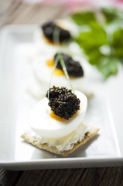 Havyar, yumurta ve kızarmış ekmek 