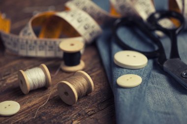 Ahşap üzerinde dikiş aksesuarları