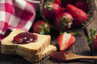 kiraz reçeli ve çilek ile tost snack