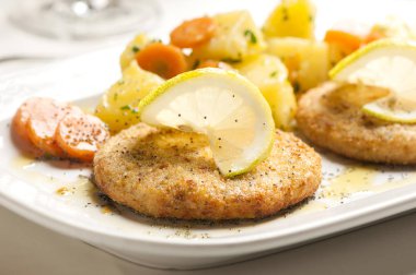 Balık köftesi sebze ile