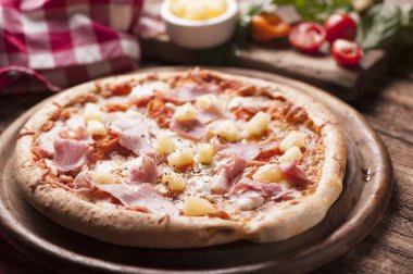 ahşap gurme pizza jambon ve ananas tepesi ile ateş etti.