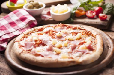ahşap gurme pizza jambon ve ananas tepesi ile ateş etti.