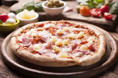 ahşap gurme pizza jambon ve ananas tepesi ile ateş etti.