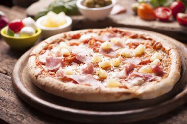 ahşap gurme pizza jambon ve ananas tepesi ile ateş etti.