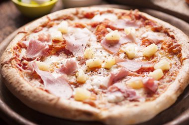 ahşap gurme pizza jambon ve ananas tepesi ile ateş etti.