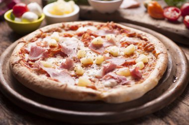 ahşap gurme pizza jambon ve ananas tepesi ile ateş etti.