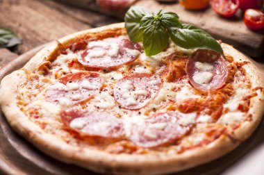 Ev yapımı pizza salam sosis ve peynir ile