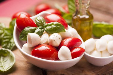 Caprese salatası bebek mozzarella peyniri ile