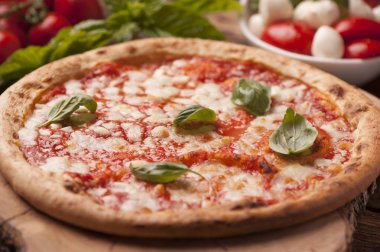 İtalyan pizza rustik ahşap masa üzerinde