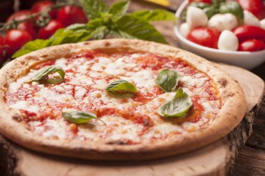 İtalyan pizza rustik ahşap masa üzerinde