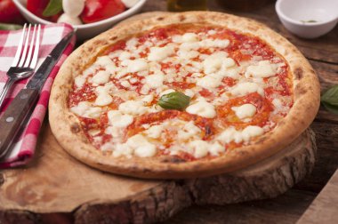 ev yapımı İtalyan pizza