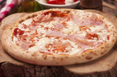 İtalyan pizza rustik ahşap masa üzerinde