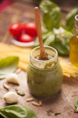Konserve bir bardak taze yeşil pesto
