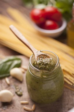 Konserve bir bardak taze yeşil pesto