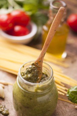 Konserve bir bardak taze yeşil pesto