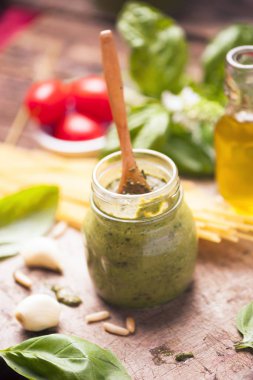 Konserve bir bardak taze yeşil pesto