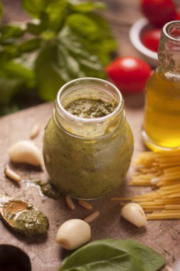 Konserve bir bardak taze yeşil pesto