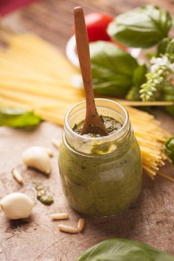 Konserve bir bardak taze yeşil pesto