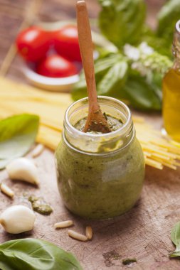 Konserve bir bardak taze yeşil pesto