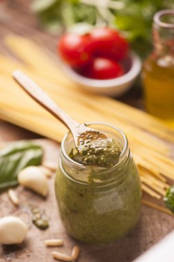 Konserve bir bardak taze yeşil pesto