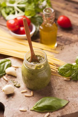 Konserve bir bardak taze yeşil pesto