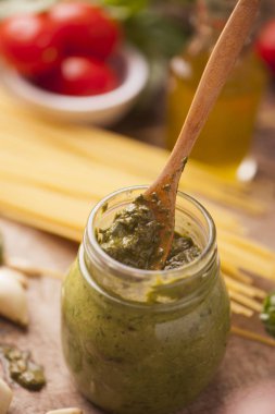 Konserve bir bardak taze yeşil pesto