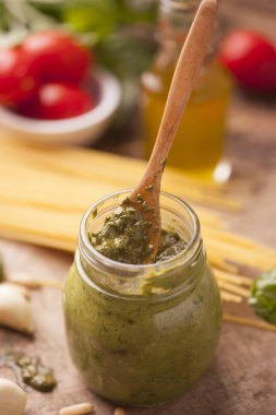 Konserve bir bardak taze yeşil pesto
