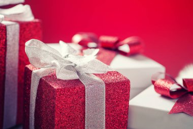 Kurdele ile kırmızı hediye kutusu