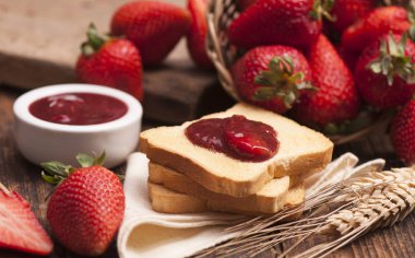 Ev yapımı çilek reçeli ile tost snack