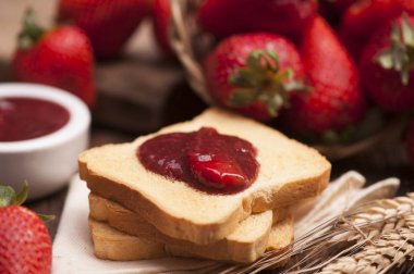 Ev yapımı çilek reçeli ile tost snack